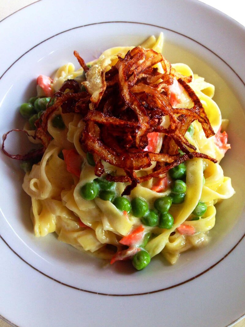 Pasta with peas and crumbled bacon